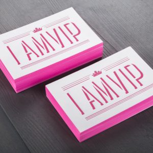 Tarjeta simple con bordes coloreados